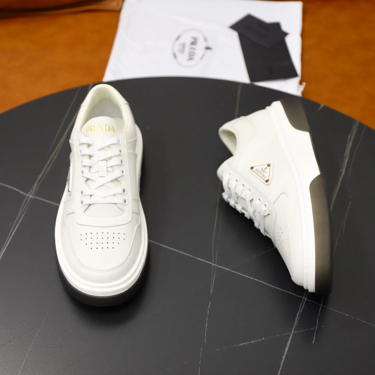 Factory price: 720💰Top original order Brand: PRADA (Prada) Standard code: Men's size 38/44 (45 can be customized) Grade: Same as the official website Material: Original cowhide stitching imported cowhide lining Original combination two-color wear-resistant soft outsole Style category: Leisure and sports version Young fashion European and American trend British style Color: Actual picture color